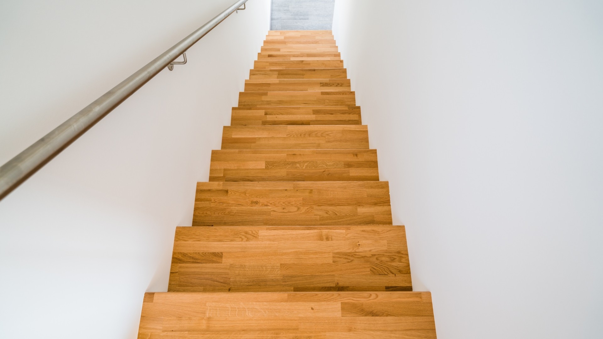 How to restore a wooden staircase?